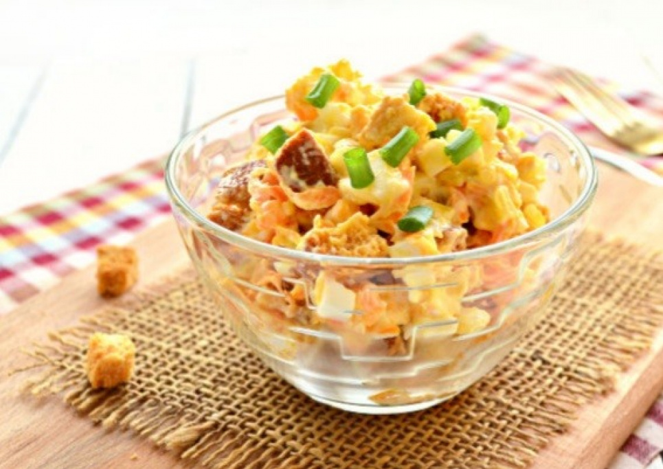 Салат із яйцями та сухариками — смачний і простий рецепт