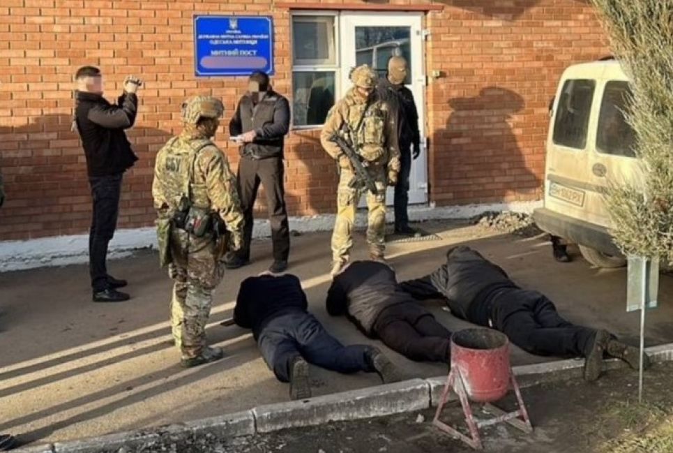 На Одещині митники за $500 «не затягували» пропуск іноземних паломників