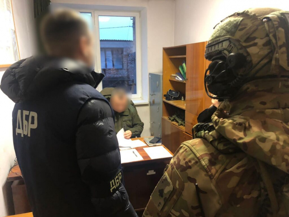На Львівщині начальник військкомату та лікар організували злочинну схему видачі документів для виїзду закордон