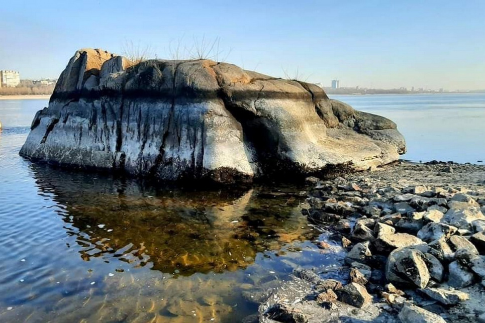 Вода відійшла від берега Хортиці і залишила «послання» сторічної давнини (ФОТО)
