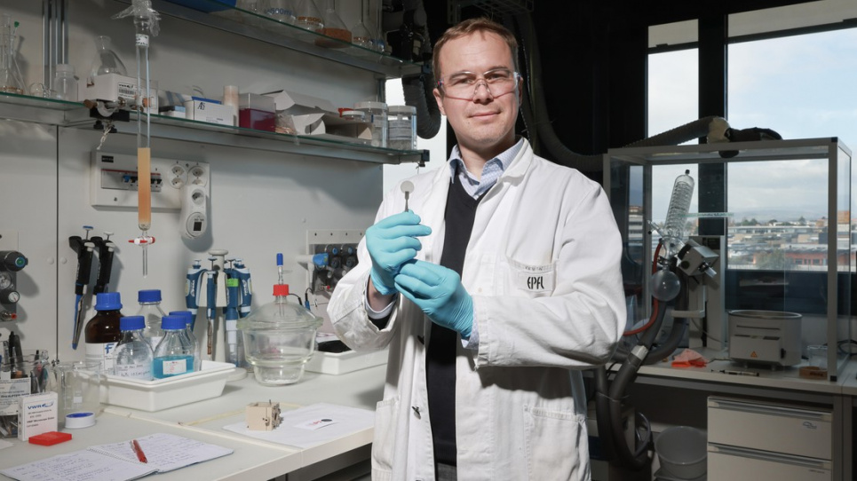 У Швейцарії створили штучний листок, який перетворює воду з повітря на водневе паливо