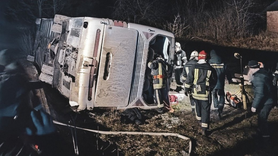 Трагедія із загиблими на Тернопільщині: по дорозі із Буковелю перекинувся автобус
