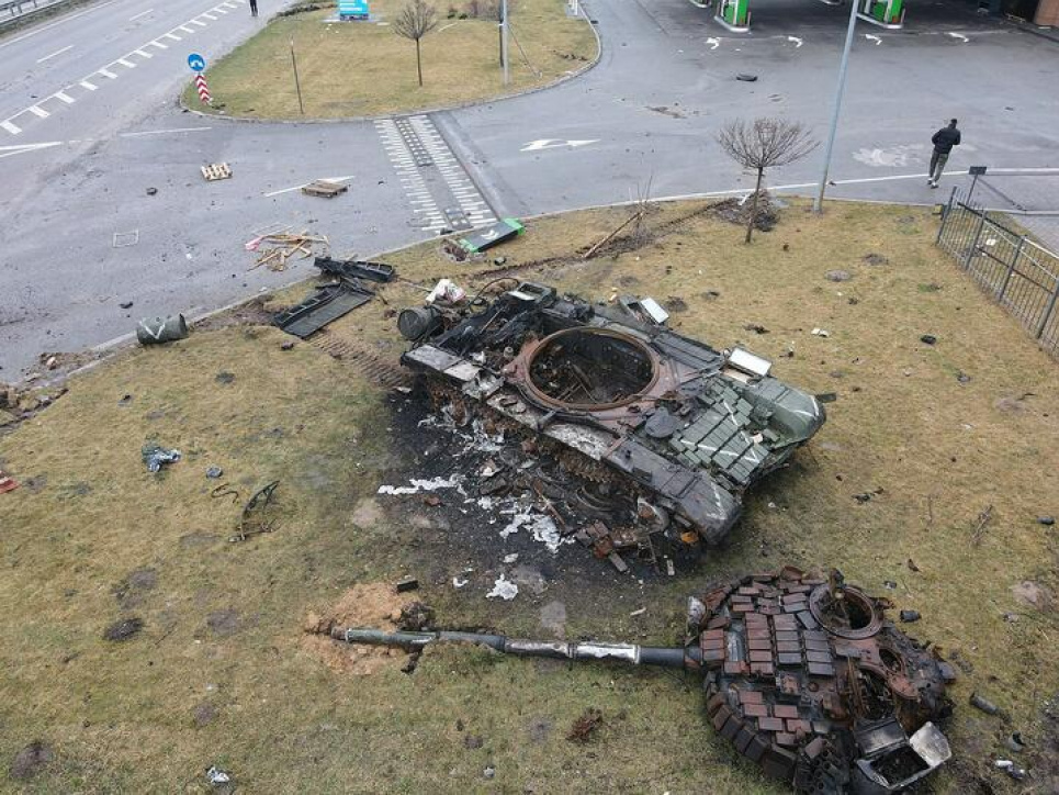 Російський танк Т-72, знищений ЗСУ на Житомирській трасі в районі села Дмитрівка Бучанського району Київської області