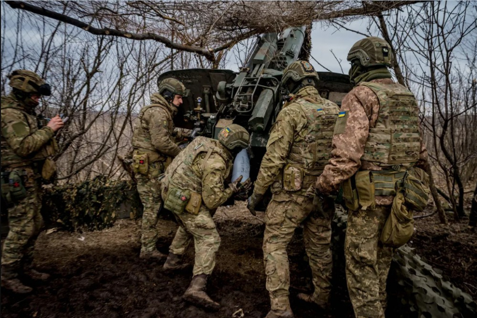 Українські військові обороняють Бахмут. Фото: AFP