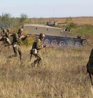 Навчальна атака придністровських мотострільців у супроводі БТРГ-127 «Джміль» — бронетранспортера, переробленого з мінного загороджувача ГМЗ-3. Фото: oryxspioenkop.com