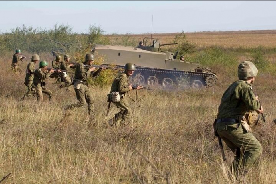 Росія збирається розіграти «придністровську карту» — для України відкрилося справжнє вікно можливостей Навчальна атака придністровських мотострільців у супроводі БТРГ-127 «Джміль» — бронетранспортера, переробленого з мінного загороджувача ГМЗ-3. Фото: oryxspioenkop.com