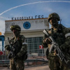 Російські військові на Каховській ГЕС. Вони захопили її у перші дні вторгнення у лютому 2022 року. Фото: EPA