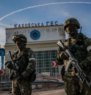 Російські військові на Каховській ГЕС. Вони захопили її у перші дні вторгнення у лютому 2022 року. Фото: EPA