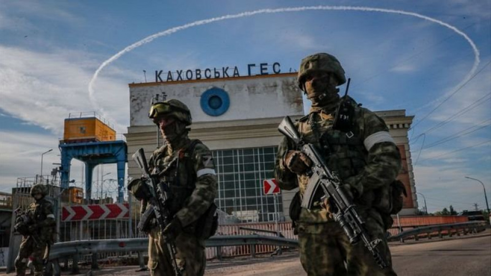 Російські військові на Каховській ГЕС. Вони захопили її у перші дні вторгнення у лютому 2022 року. Фото: EPA