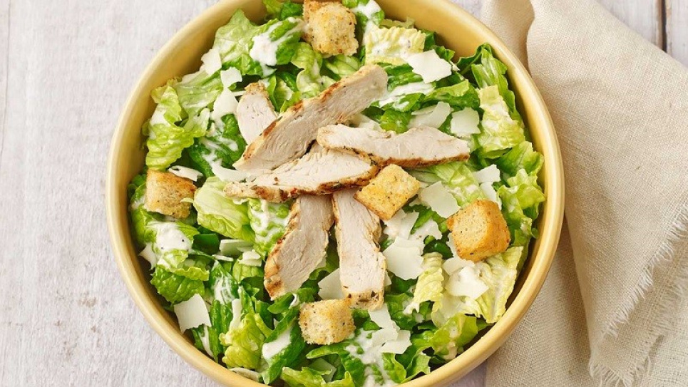 Ленивий салат «Цезар» з пекінською капустою: швидкий та смачний рецепт