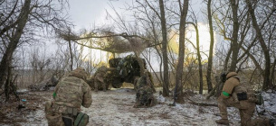 Штурмова бригада підрозділу «Азов» веде вогонь із гаубиці 2А65 «Мста-Б» на околицях Бахмута. Україна, 6 лютого 2023 року. Фото: Reuters
