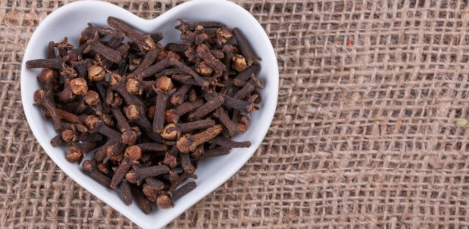 Для профілактики раку та поліпшення травлення: навіщо радять жувати сушену гвоздику