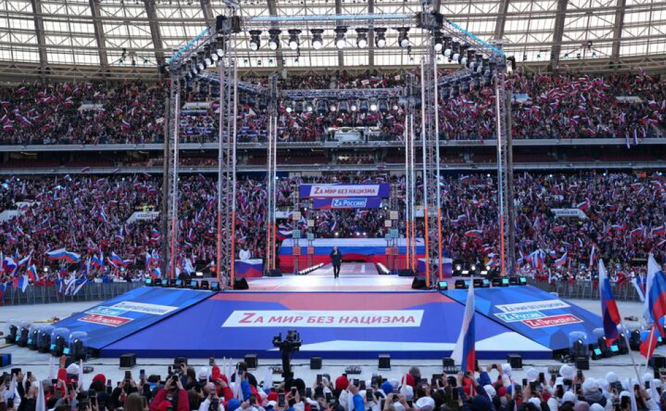 Дві третини росіян підтримують війну, більше половини вважають, що вона йде успішно —  дослідження Володимир Путін на концерті «Za мир без нацизму», що відбувся у Лужниках 18 березня 2022 року. Фото: прес-служба Кремля