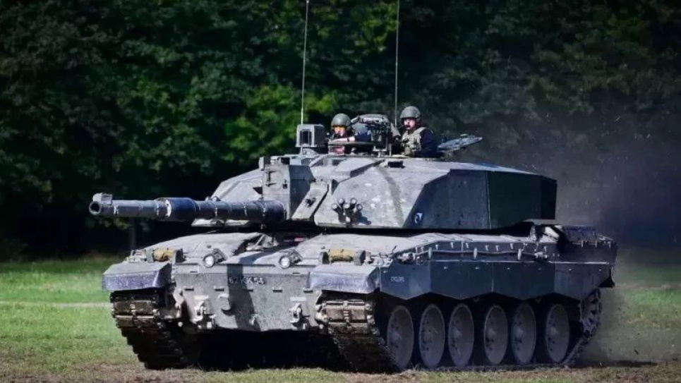 Снаряди зі збідненим ураном використовує британський танк Challenger-2. Фото GETTY IMAGES