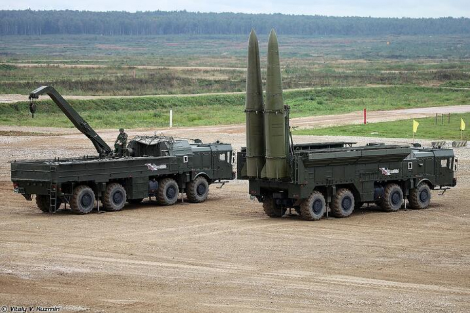 Пускова установка російського ракетного комплексу «Іскандер-М», який може використовуватися як носій тактичної ядерної зброї, і транспортно-заряджальна машина до неї (ліворуч). Фото: Vitaly V. Kuzmin. http://www.vitalykuzmin.net/Military/ARMY-2016