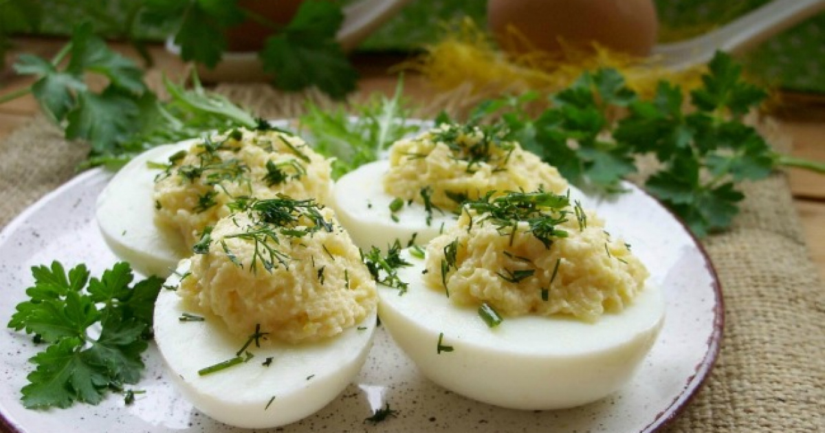 Яйца с зеленью рецепт. Фаршированные яйца с сыром. Фаршированные яйца с сыром и чесноком. Фаршированные вареные яйца. Фаршированные яйца с чесноком.