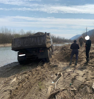 Закарпатці «накопали» піщано-гравійної сировини біля річки на чималий штраф