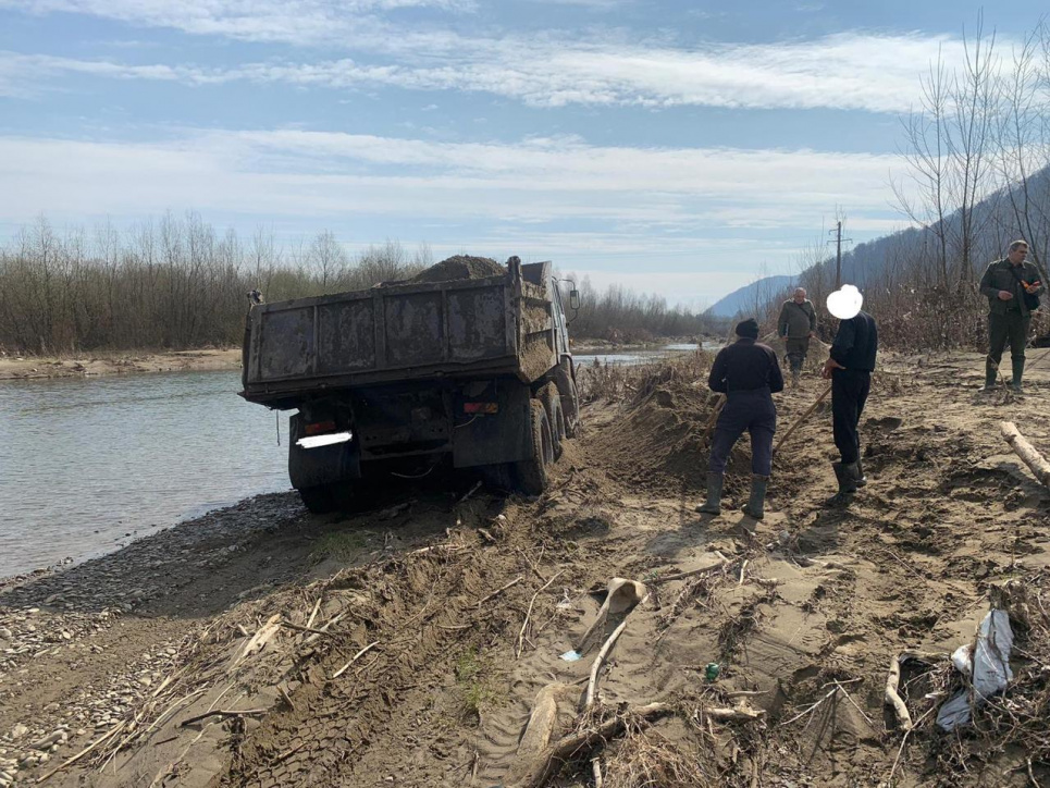 Закарпатці «накопали» піщано-гравійної сировини біля річки на чималий штраф