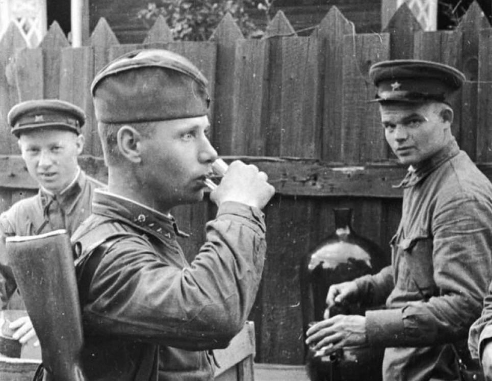 Російські солдати п'ють горілку, Білорусь, 1941 рік