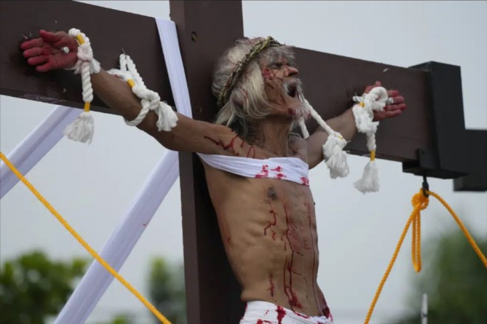 Прибитий до хреста філіппінець помолився за припинення війни в Україні (ФОТО) AP Photo/Aaron Favila