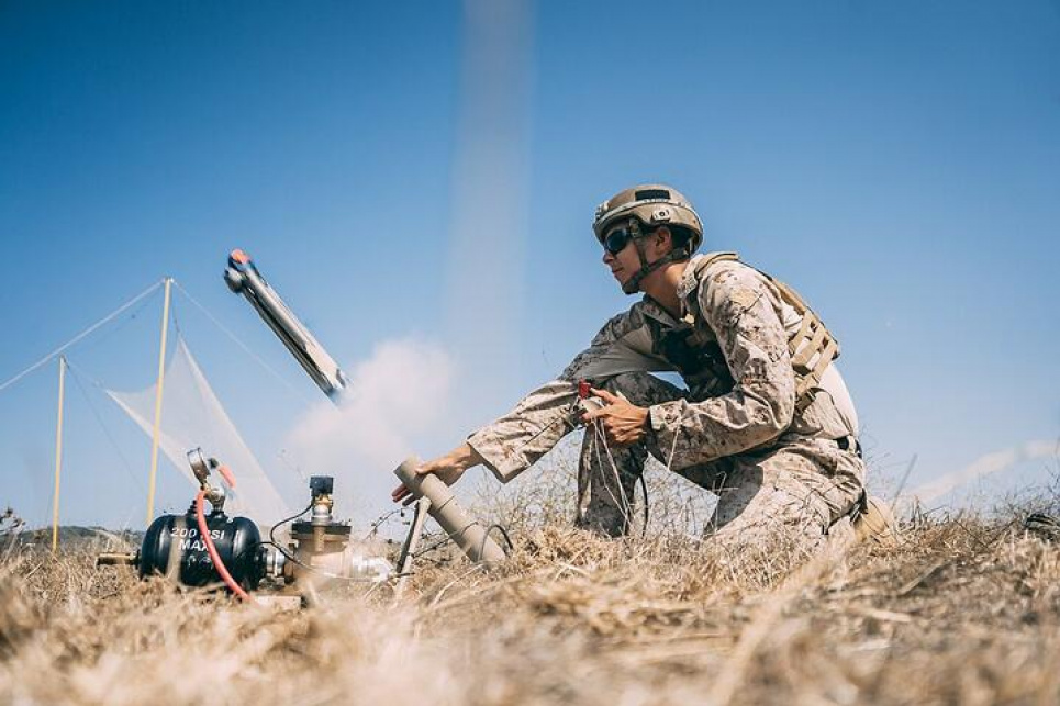 Американський морпіх запускає у повітря протипіхотний дрон-камікадзе Switchblade-300