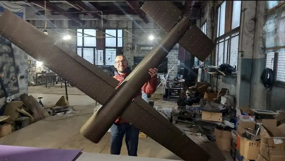 Інженер із Кривого Рогу розробив унікальний дрон, здатний долетіти до Москви 9 травня Віталій Бризгалов зі своєю розробкою
