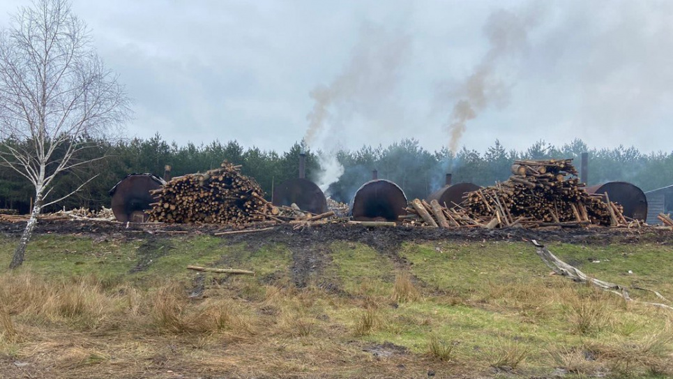 Поліція розслідує факт забруднення повітря на Рівненщині через випалювання вугілля (ФОТО)