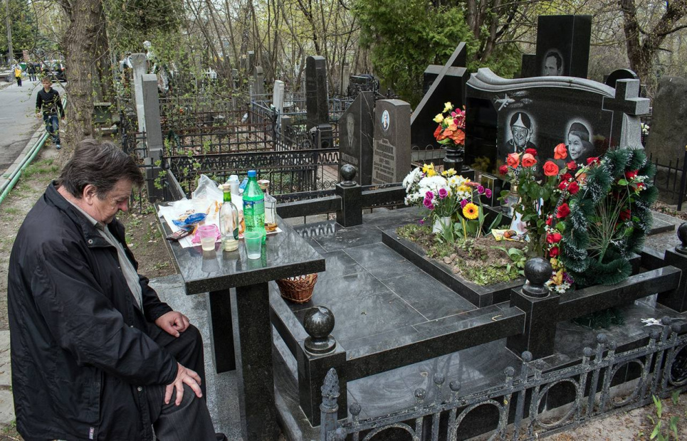 Як не підірватися на ворожій міні, відвідуючи цвинтар у поминальні дні