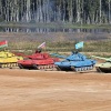 Яскраво забарвлені танки країн-учасниць першого «біатлону», 2013 рік. Фото: Vitaly V. Kuzmin, vitalykuzmin.net, CC BY-SA 4.0, commons.wikimedia.org