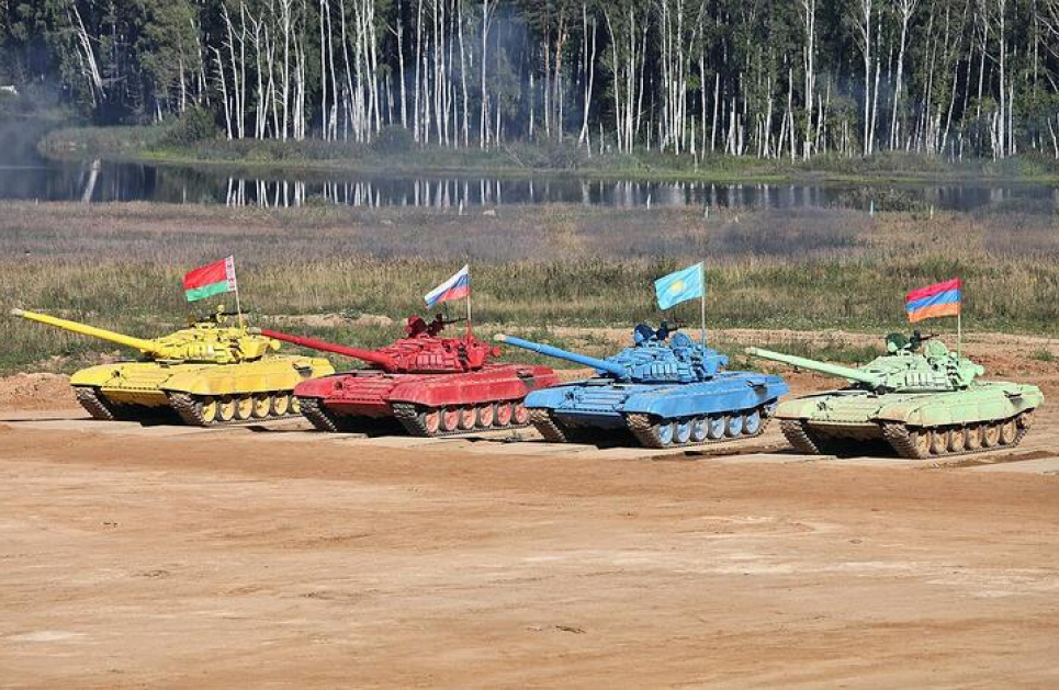 «Здається, у Росії просто скінчилися танки»: чому в РФ скасували танковий біатлон Яскраво забарвлені танки країн-учасниць першого «біатлону», 2013 рік. Фото: Vitaly V. Kuzmin, vitalykuzmin.net, CC BY-SA 4.0, commons.wikimedia.org