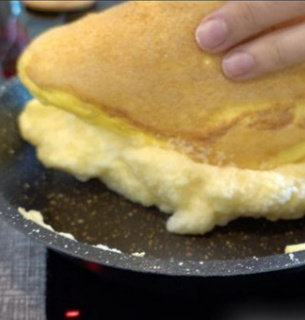 Рецепт смаженого омлета з ситною начинкою