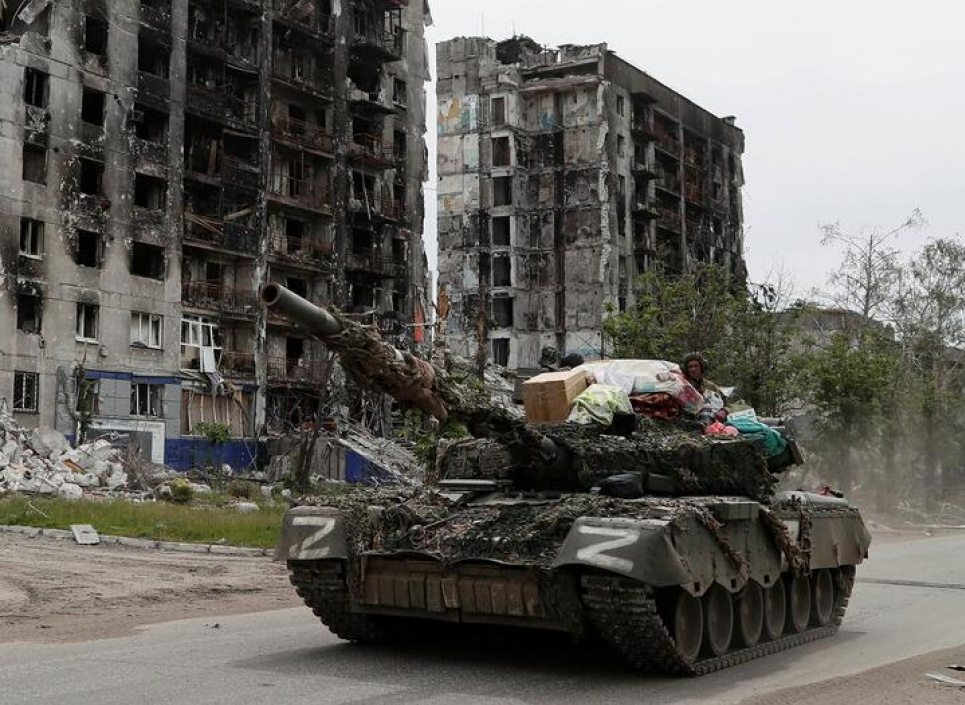 Путін доручив створити музеї, присвячені війні в Україні та «подвигам її учасників» Військовослужбовець російських військ їде на танку, заваленому речами та коробками. Побачивши це фото, українська біженка з Попасної впізнала свої речі. Попасна, Луганська обл., 26 травня 2022 року. Фото: Reuters
