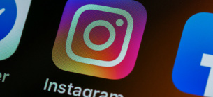 Піктограми Instagram та Facebook на екрані. Фото: Brett Jordan, Unsplash