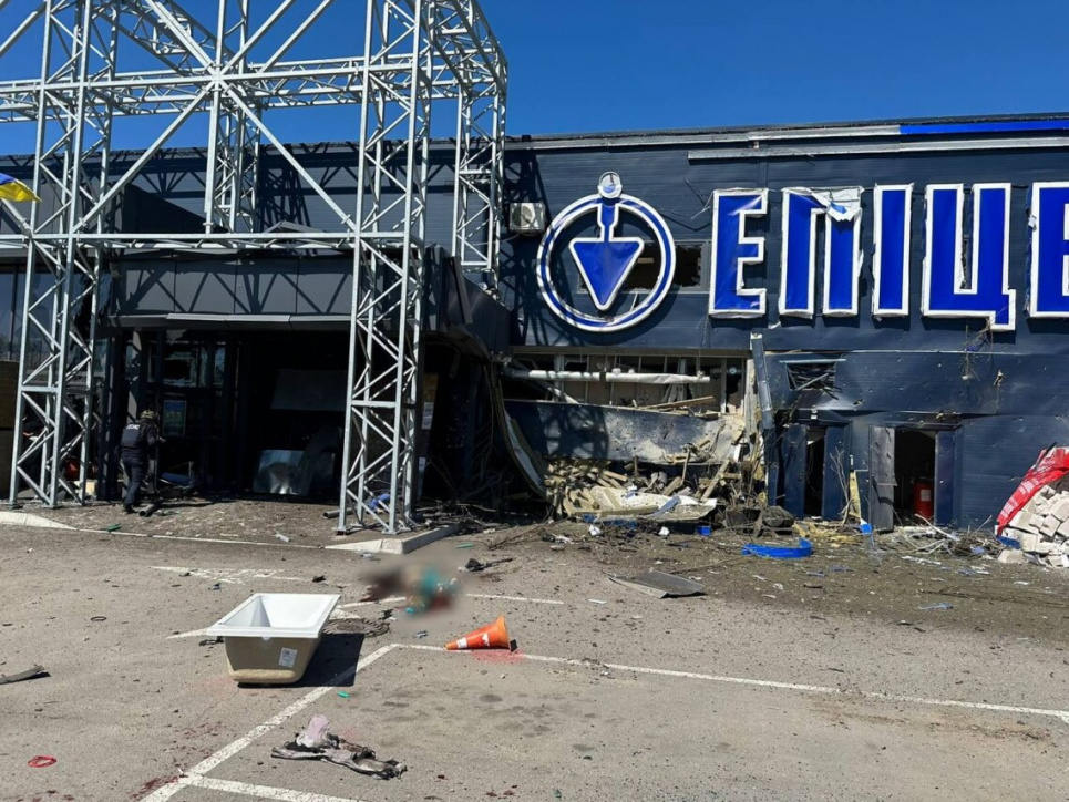 Загинули енергетики та відвідувачі гіпермаркету: ворог обстріляв Херсонщину