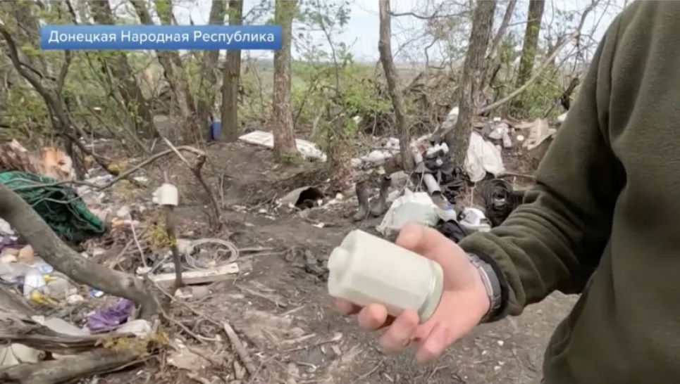 Російський Перший канал розповів про використання ЗС РФ гранат зі сльозогінним газом. Це заборонено Конвенцією про хімічну зброю Граната зі сльозогінним газом. Кадр сюжету Першого каналу