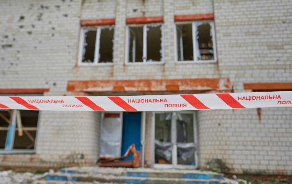 Гасять пожежу, пошкоджено інфраструктуру: ворог зранку обстріляв Чернігівщину
