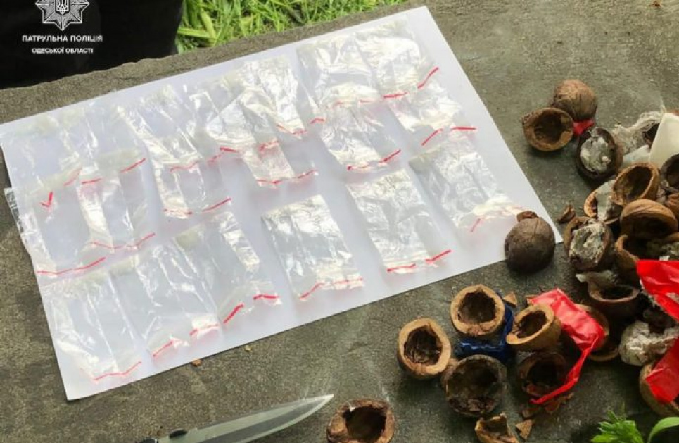 В Одесі затримали «горіхового» наркодилера: робив закладки в незвичайних речах