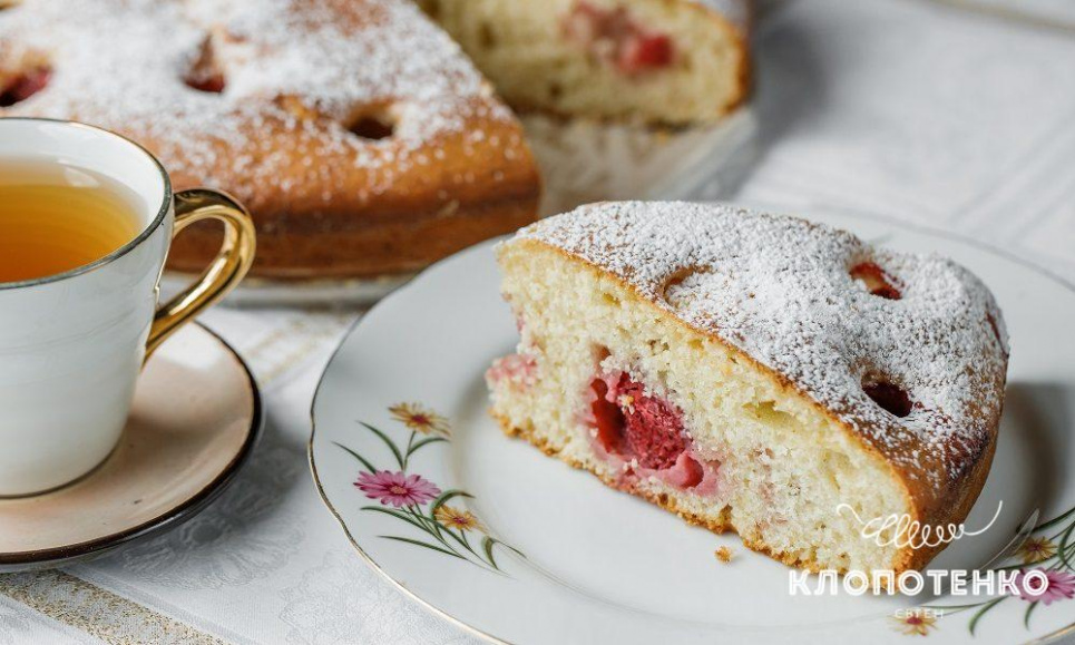 Відкриємо сезон: заливний пиріг із полуницею від Євгена Клопотенка