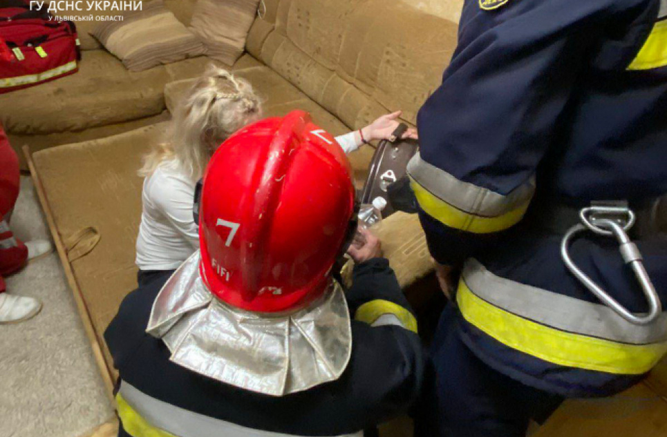У Трускавці рятувальники визволили жінку із курйозної пастки (ФОТО)