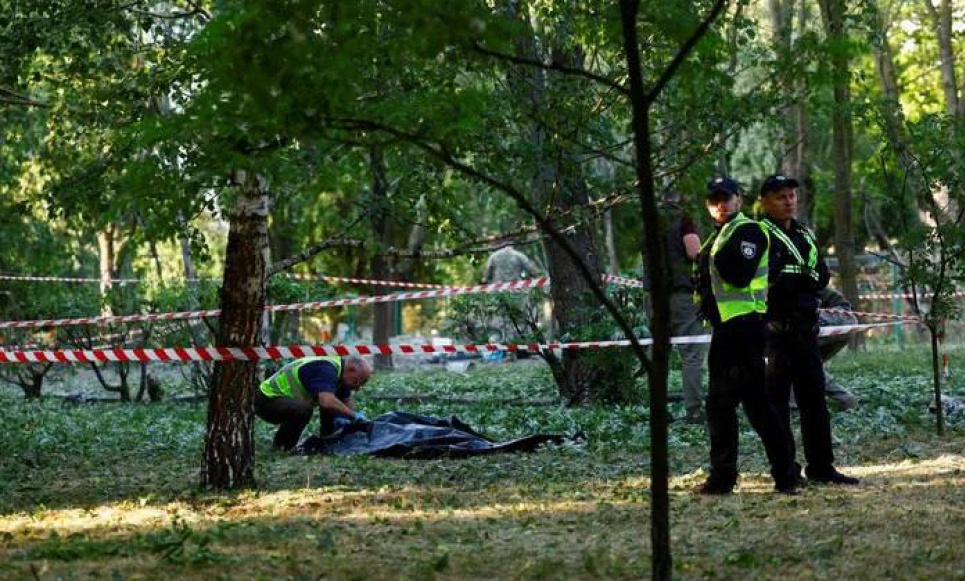 Київський суд відправив у СІЗО охоронця поліклініки, у бомбосховище якої люди не змогли потрапити під час обстрілу Наслідки обстрілу в Деснянському районі. 1 червня 2023 року