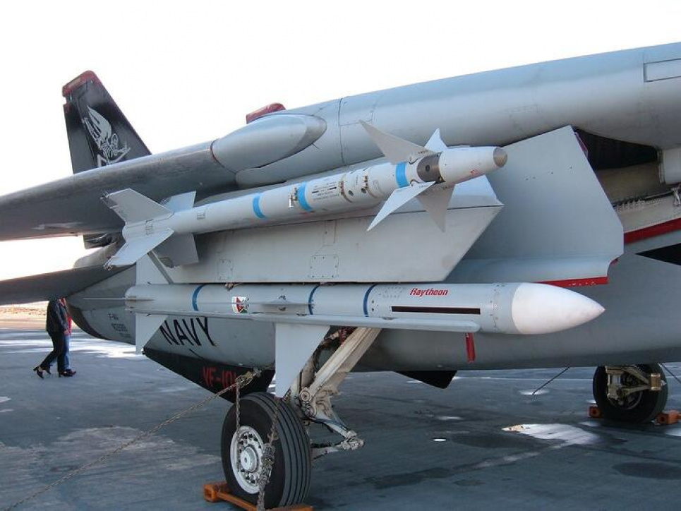 Ракета AIM-7 (унизу) під крилом американського палубного винищувача F-14 Tomcat. Фото: BrokenSphere, CC BY-SA 3.0, commons.wikimedia.org