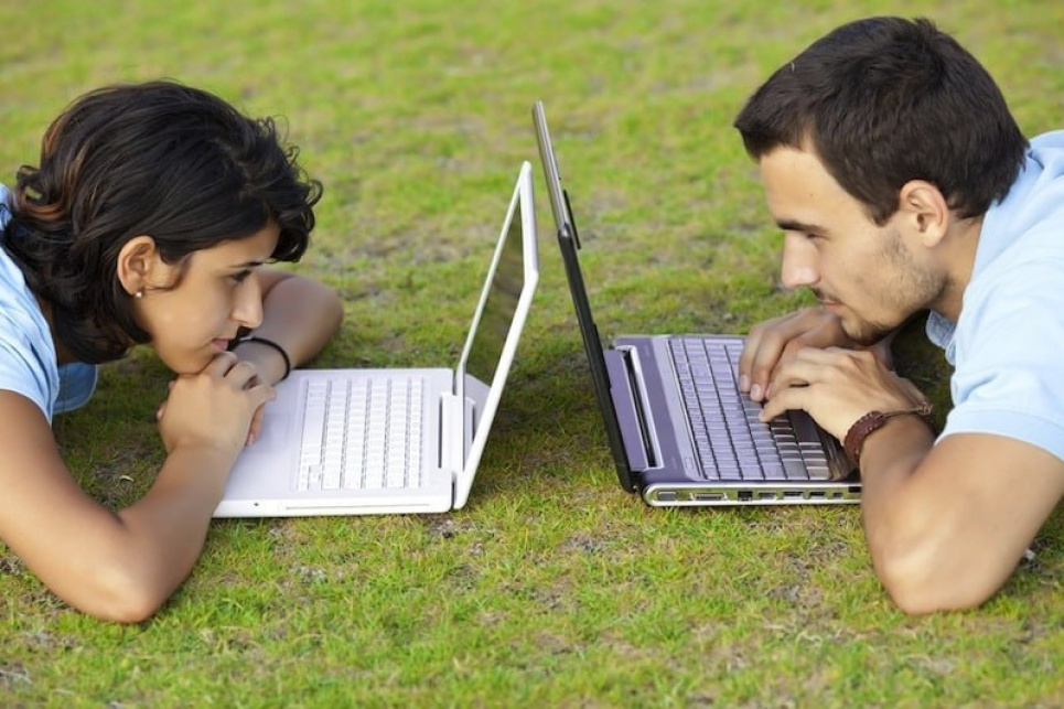 Якщо ви прагнете зберегти працездатність мозку протягом довгих років, спілкуйтеся з людьми в реалі — науковці