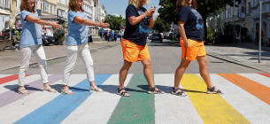 Близнючки Сабіна та Олівія (ліворуч), а також Мартіна та Карін із Німеччини йдуть пішохідним переходом під час міжнародної зустрічі близнюків у Браунау, Австрія, 9 червня 2023 року. Фото: Reuters