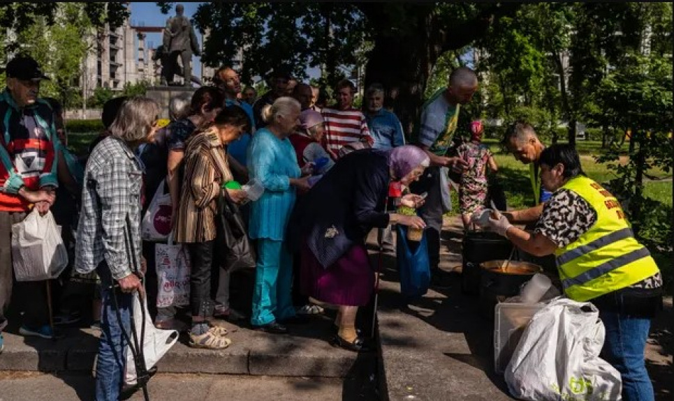 Волонтери безкоштовно роздають суп безхатькам у Києві. Фото: Emre Çaylak/The Guardian