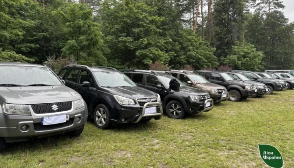 Польські лісівники передали ЗСУ партію позашляховиків і дронів
