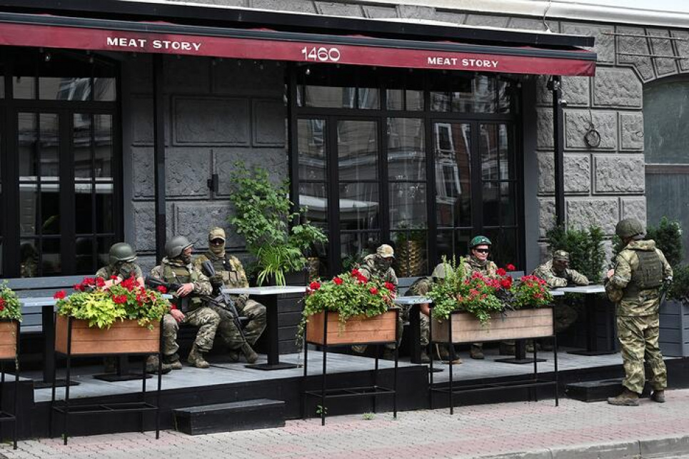 Бійці приватної військової компанії «Вагнер» відпочивають у кафе під час розміщення на вулиці біля штабу Південного військового округу у місті Ростов-на-Дону, Росія, 24 червня 2023 року. Фото: Reuters