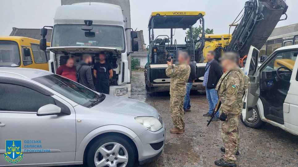 У причепі тягача за $4 тис: мешканця Одещини та 2 іноземців підозрюють в організації незаконного виїзду (ФОТО)