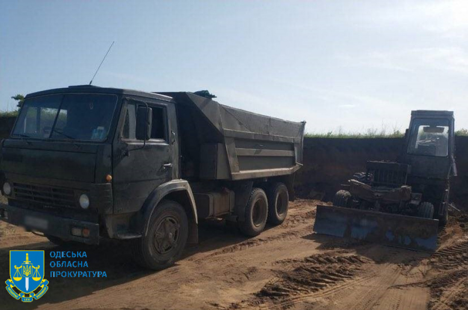 За незаконний видобуток піску на Одещині членам злочинної групи загрожує 8 років тюрми (ФОТО)