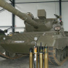 Танк Leopard 1 та його боєкомплект на передньому плані. Зліва направо — підкаліберний снаряд, два кумулятивні снаряди та «британський» бронебійно-фугасний снаряд. Фото: commons.wikimedia.org