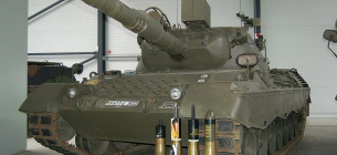 Танк Leopard 1 та його боєкомплект на передньому плані. Зліва направо — підкаліберний снаряд, два кумулятивні снаряди та «британський» бронебійно-фугасний снаряд. Фото: commons.wikimedia.org